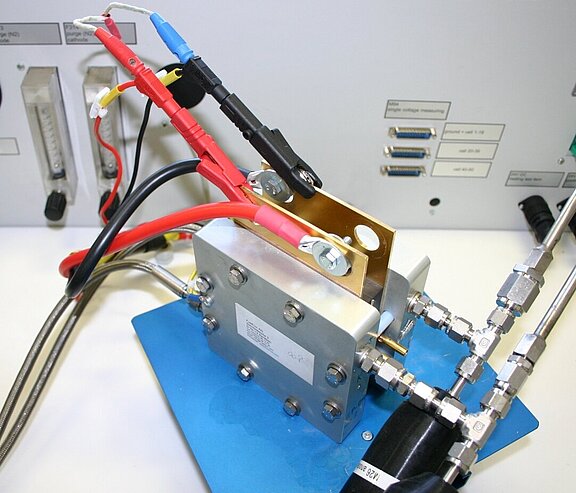 Connection of a test item to an impedance spectrometer