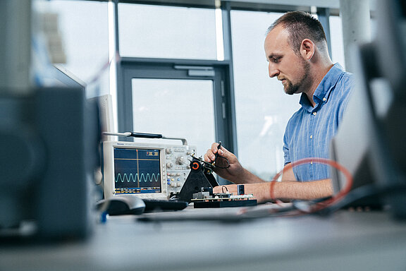 Entwicklungsingenieur (m/w/d) Hardware/Elektronik SensoTech-2021_S-7875.jpg